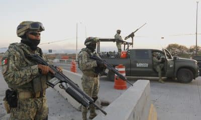 Fotografía de archivo donde se observa a integrantes del ejército de México custodiando las inmediaciones del Aeropuerto Internacional de Guadalajara (México). . EFE/ Francisco Guasco/