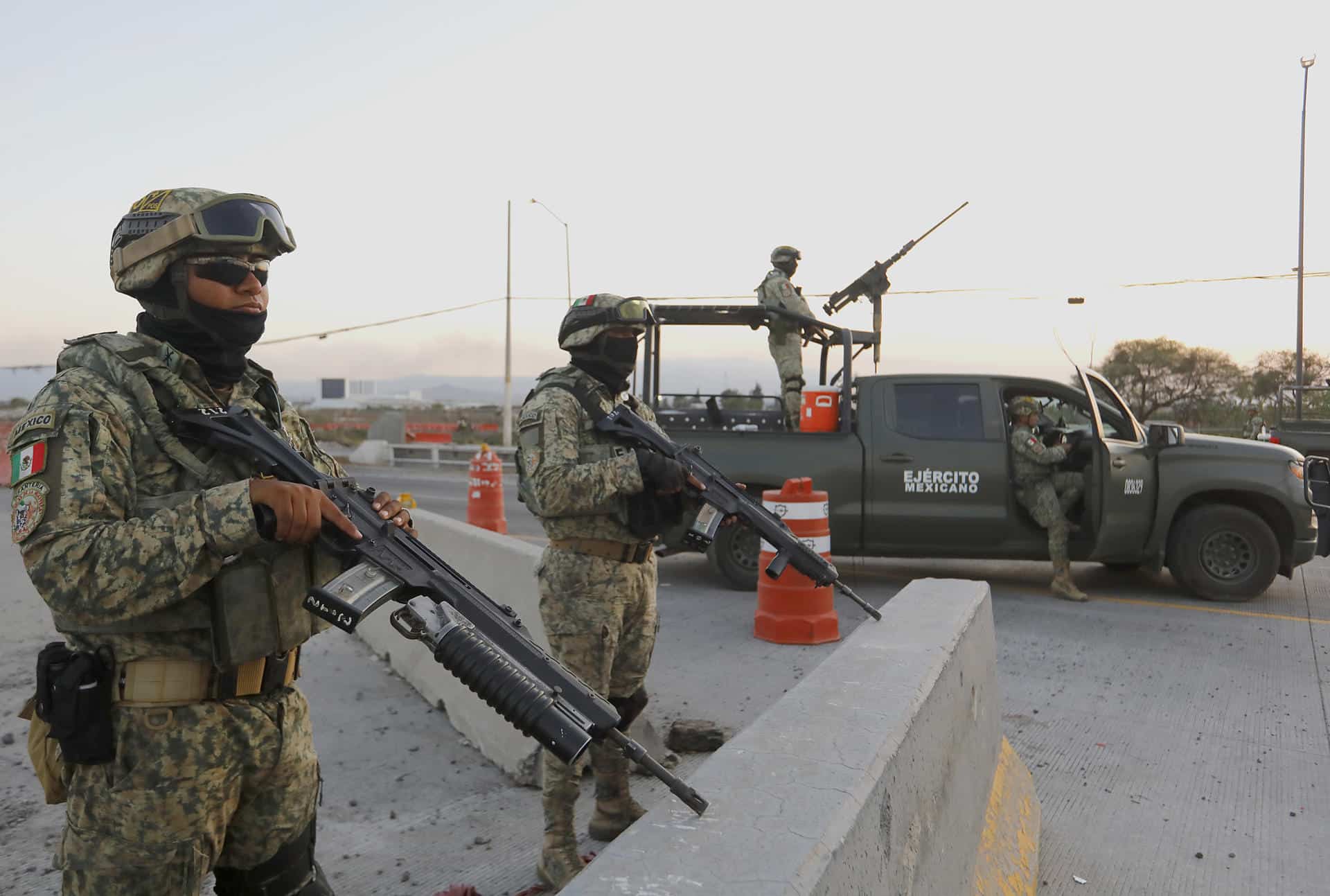 Fotografía de archivo donde se observa a integrantes del ejército de México custodiando las inmediaciones del Aeropuerto Internacional de Guadalajara (México). . EFE/ Francisco Guasco/