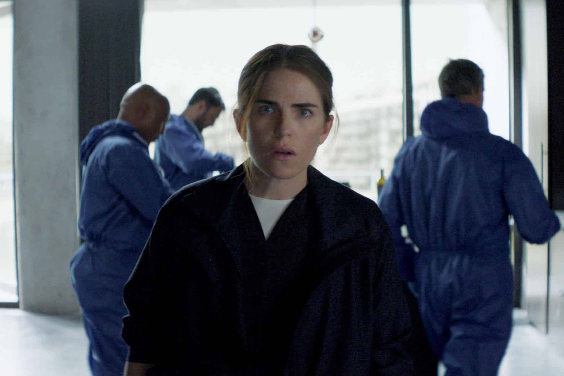 Fotograma cedido por Prime donde aparece la actriz Karla Souza en el papel de la detective Lee Reardon, durante una escena de la serie en inglés '56 Days', una nueva serie de ocho capítulos, ya disponible en Prime Video. EFE/Prime /SOLO USO EDITORIAL /NO VENTAS /SOLO DISPONIBLE PARA ILUSTRAR LA NOTICIA QUE ACOMPAÑA /CRÉDITO OBLIGATORIO