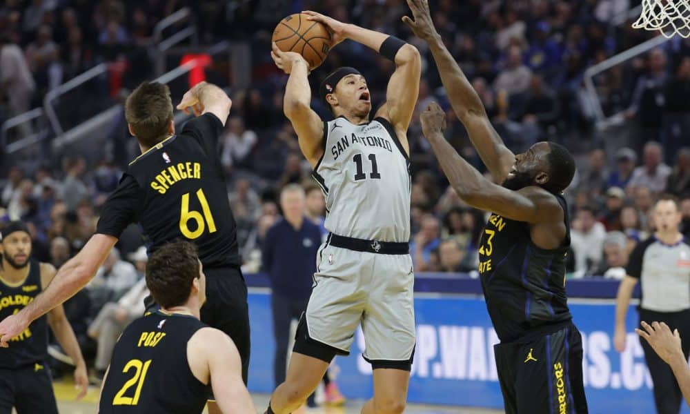 El alero de los San Antonio Spurs Carter Bryant (c) va hacia la canasta mientras el alero de los Golden State Warriors Draymond Green (d) y su compañero Pat Spencer (i) defienden durante la primera mitad del partido de la NBA entre los San Antonio Spurs y los Golden State Warriors en San Francisco, California (EE.UU.). EFE/JOHN G. MABANGLO SHUTTERSTOCK OUT