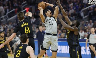 El alero de los San Antonio Spurs Carter Bryant (c) va hacia la canasta mientras el alero de los Golden State Warriors Draymond Green (d) y su compañero Pat Spencer (i) defienden durante la primera mitad del partido de la NBA entre los San Antonio Spurs y los Golden State Warriors en San Francisco, California (EE.UU.). EFE/JOHN G. MABANGLO SHUTTERSTOCK OUT
