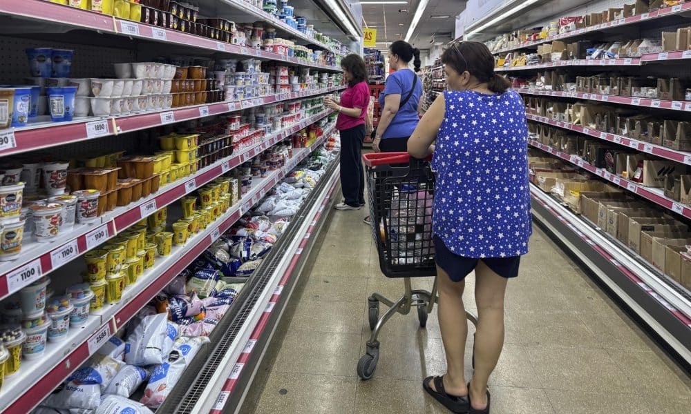 Fotografía de archivo de personas en un supermercado el 10 de enero de 2026 en Buenos Aires (Argentina). EFE/ Juan Ignacio Roncoroni