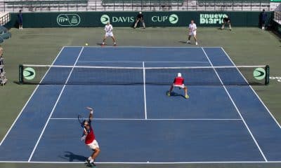 En la parte inferior, los dominicanos Peter Bertrán (c-d) y Nick Hardt (i) abren una nueva ofensiva en el partido de dobles de la serie de Copa Davis que ganaron este sábado a los letones Robert Strombachs y Karlis Ozolins. EFE/Orlando Barría