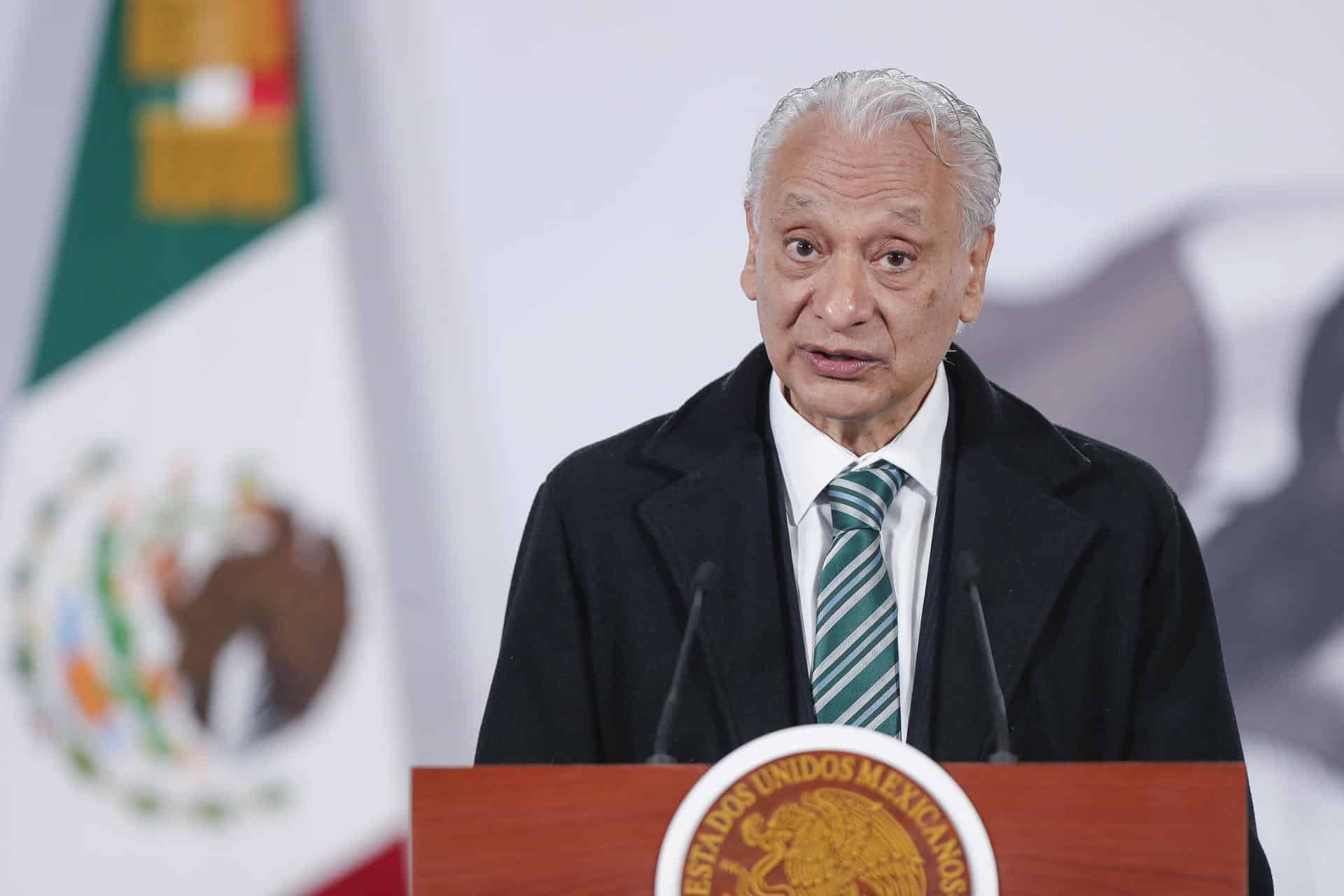 El director de Petróleos Mexicanos (Pemex), Víctor Rodríguez Padilla, participa en una rueda de prensa este miércoles en el Palacio Nacional en Ciudad de México (México). EFE/ Isaac Esquivel