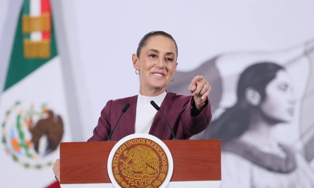 La presidenta de México, Claudia Sheinbaum, habla durante una rueda de prensa este jueves, en Palacio Nacional de la Ciudad de México (México). EFE/Mario Guzmán