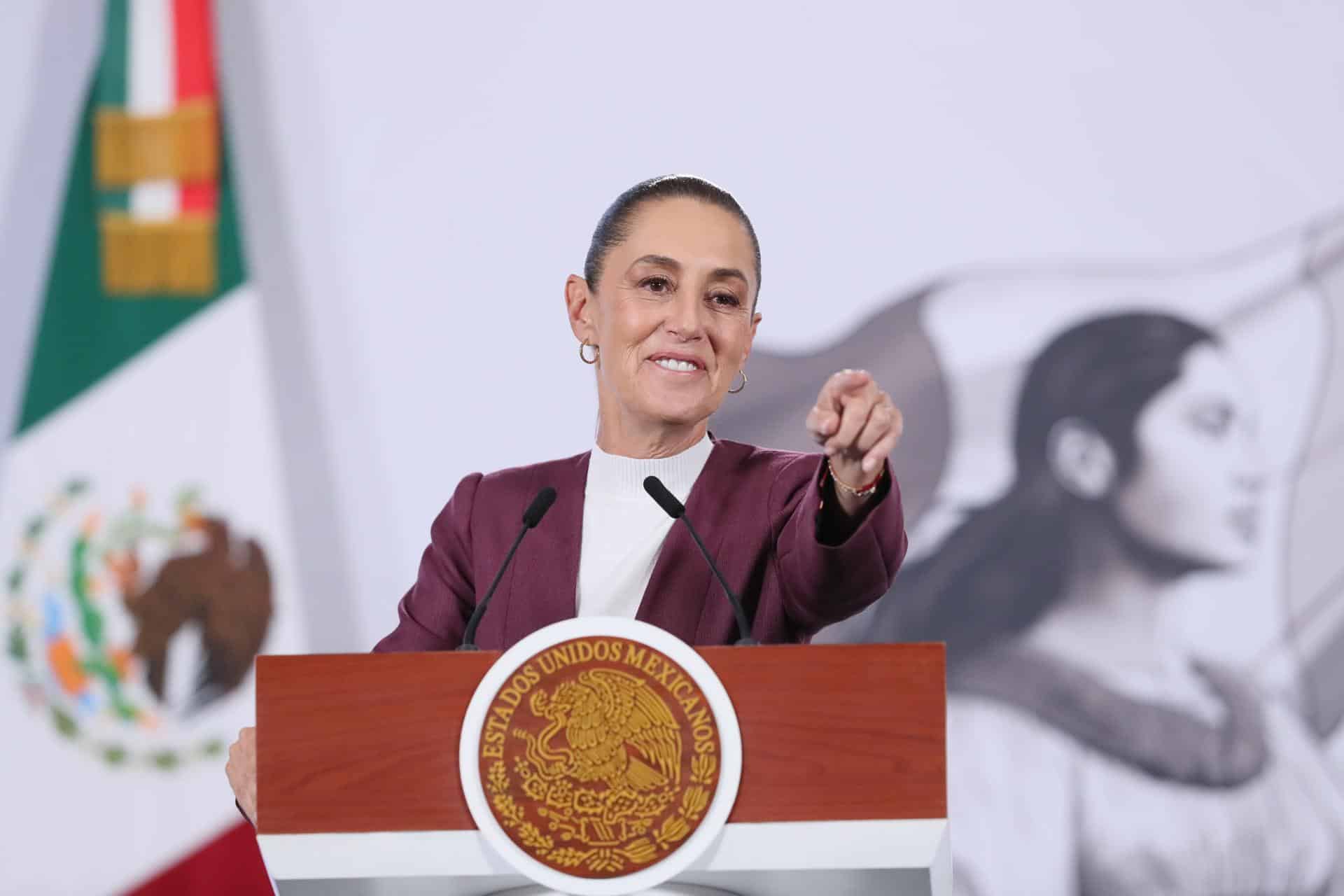 La presidenta de México, Claudia Sheinbaum, habla durante una rueda de prensa este jueves, en Palacio Nacional de la Ciudad de México (México). EFE/Mario Guzmán