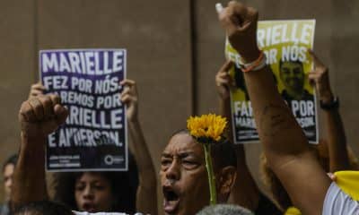Fotografía de archivo de un grupo de personas que manifiesta su apoyo y pide justicia durante el juicio por el asesinato de Marielle Franco en Río de Janeiro (Brasil). EFE/ Antonio Lacerda