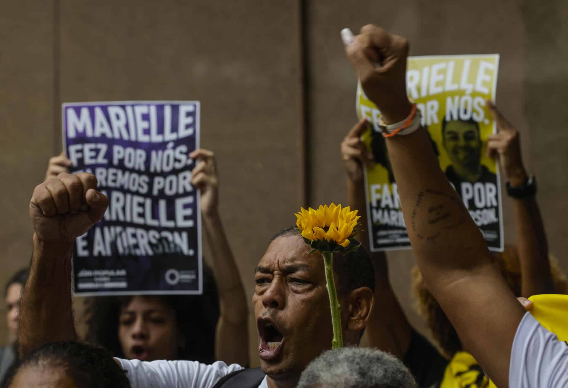 Fotografía de archivo de un grupo de personas que manifiesta su apoyo y pide justicia durante el juicio por el asesinato de Marielle Franco en Río de Janeiro (Brasil). EFE/ Antonio Lacerda