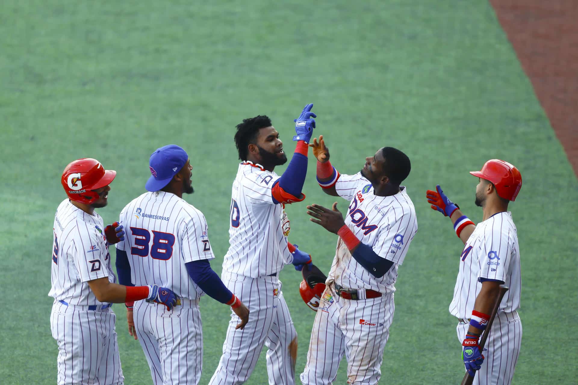 Jugadores de República Dominicana celebran una anotación ante Panamá este miércoles, durante un partido de la Serie del Caribe de Béisbol 2026 entre Panamá y República Dominicana en el Estadio Panamericano Charros de Jalisco en Guadalajara (México). EFE/ Francisco Guasco