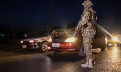 Un talibán realiza un control de seguridad en un vehículo en un punto de control en Kabul, Afganistán, 26 de febrero de 2026. EFE/EPA/SAMIULLAH POPAL