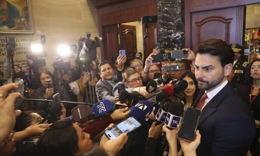Fotografía cedida por la Asamblea Nacional que muestra al presidente del Legislativo, Niels Olsen (d), hablado durante una rueda de prensa en Quito (Ecuador). EFE/ Asamblea Nacional