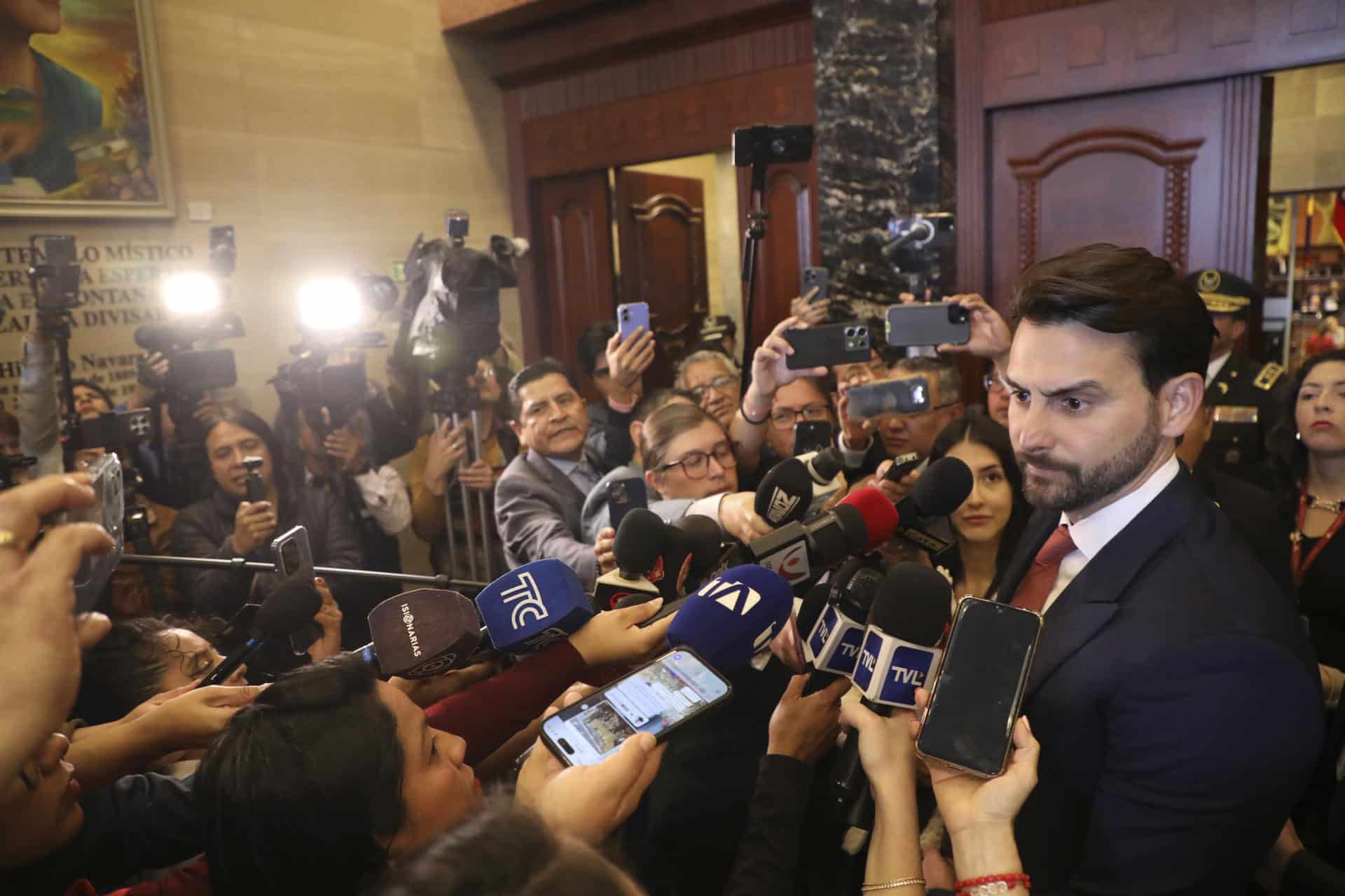 Fotografía cedida por la Asamblea Nacional que muestra al presidente del Legislativo, Niels Olsen (d), hablado durante una rueda de prensa en Quito (Ecuador). EFE/ Asamblea Nacional
