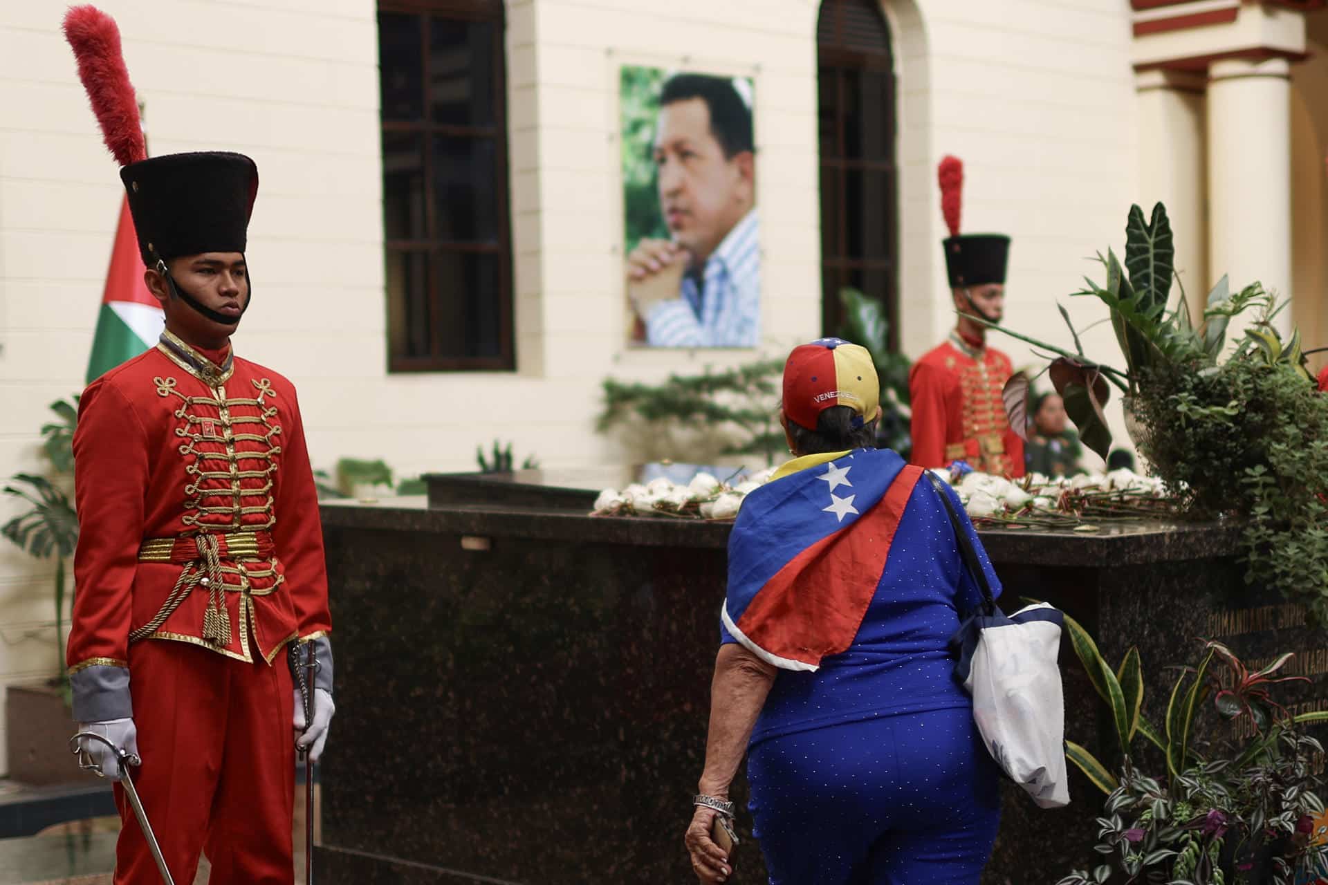 Una persona visita el mausoleo de Hugo Chávez (1999-2013) este miércoles, durante la conmemoración del 34 aniversario del fallido golpe de Estado encabezado en 1992 por el entonces teniente coronel Hugo Chávez, en Caracas (Venezuela). EFE/ Miguel Gutiérrez