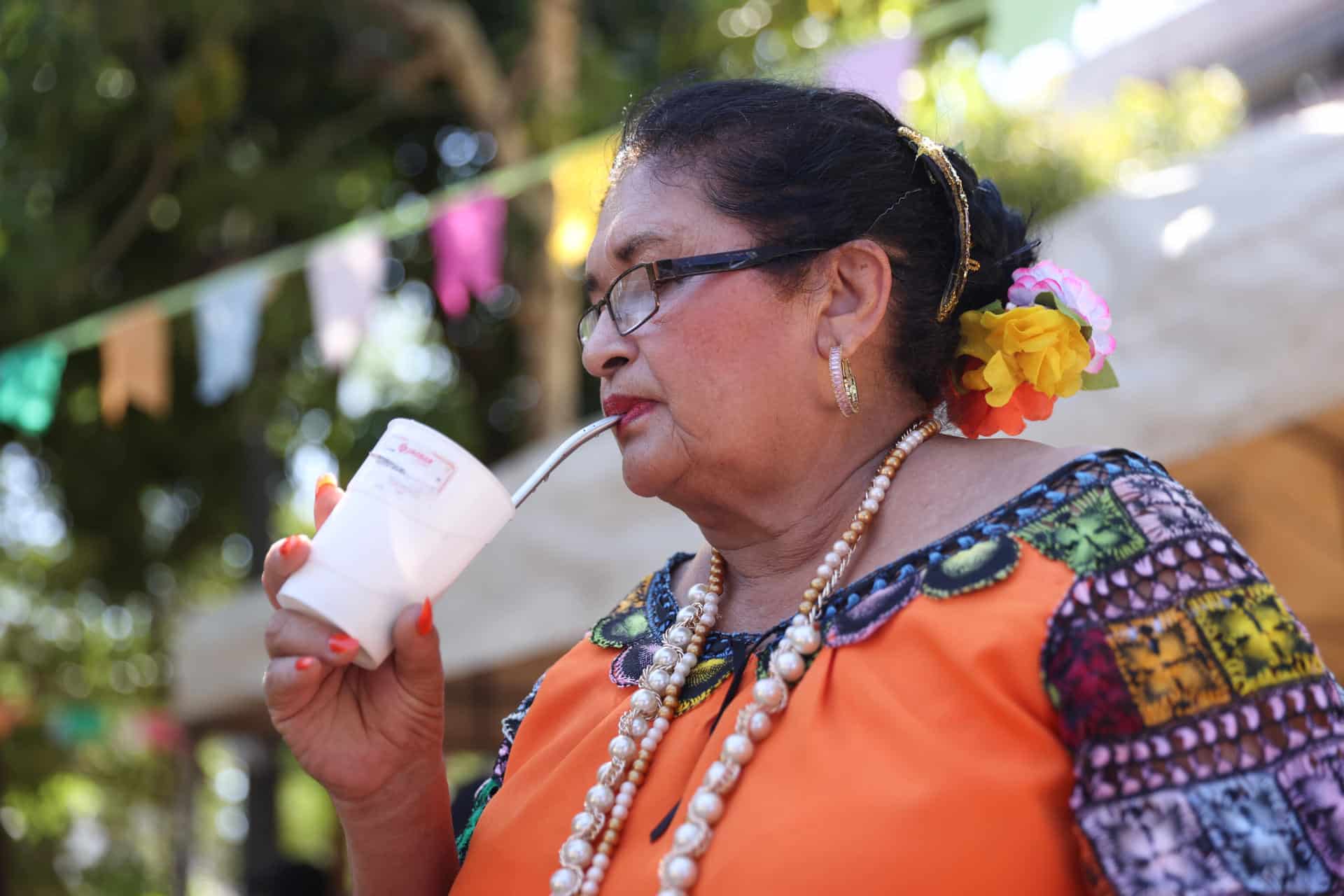 Una persona toma tereré este sábado en Asunción (Paraguay). EFE/ Juan Pablo Pino