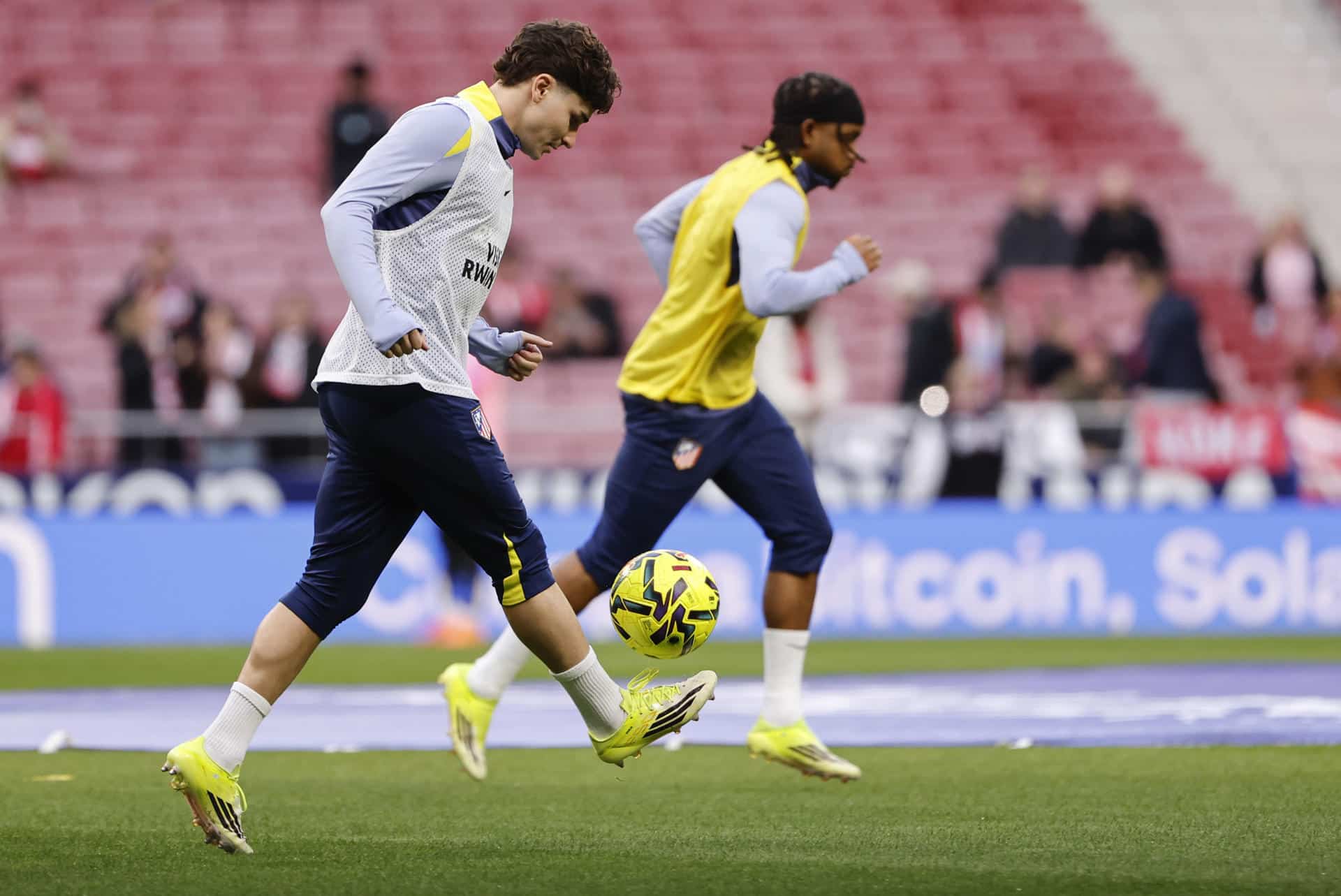 El jugador del Atlético de Madrid Julián Álvarez antes del partido de la jornada 23 de Liga de Primera División que Atlético de Madrid y Real Betis disputan en el estadio Metropolitano de Madrid. EFE/Sergio Pérez