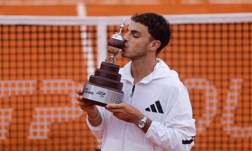 El argentino Francisco Cerúndolo sostiene el trofeo de campeón del IEB+ Argentina Open de tenis en el estadio Guillermo Vilas, en Buenos Aires. EFE/ Juan Ignacio Roncoroni