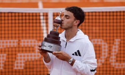 El argentino Francisco Cerúndolo sostiene el trofeo de campeón del IEB+ Argentina Open de tenis en el estadio Guillermo Vilas, en Buenos Aires. EFE/ Juan Ignacio Roncoroni