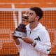 El argentino Francisco Cerúndolo sostiene el trofeo de campeón del IEB+ Argentina Open de tenis en el estadio Guillermo Vilas, en Buenos Aires. EFE/ Juan Ignacio Roncoroni