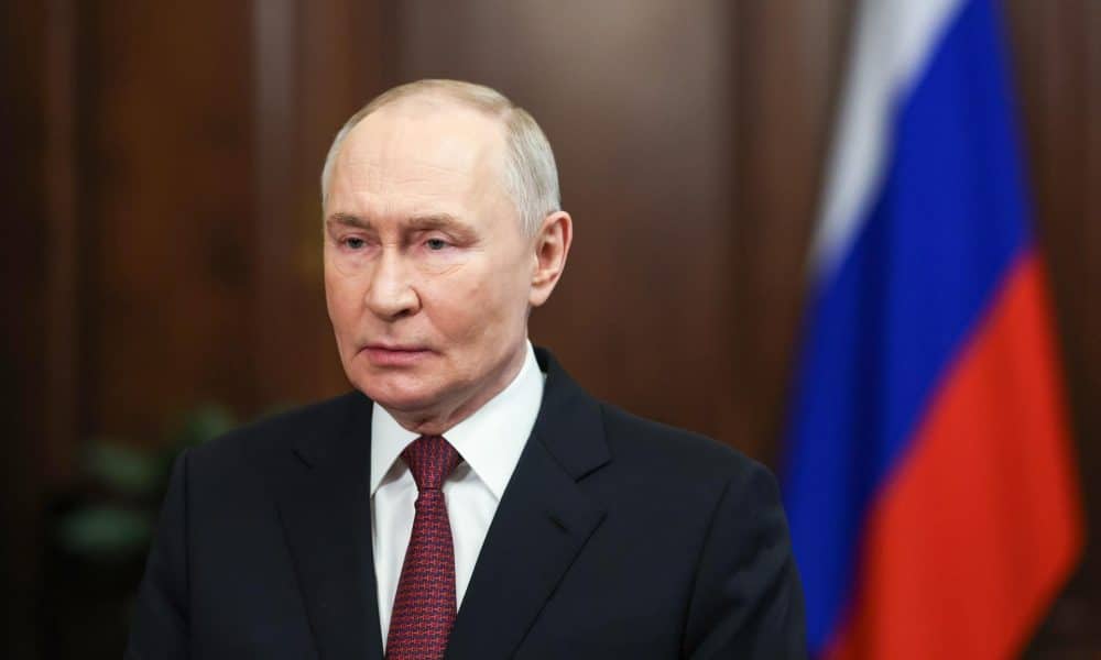 El presidente ruso, Vladímir Putin, pronuncia su discurso a los veteranos de guerra, personal militar, el personal civil de las Fuerzas Armadas rusas y a los ciudadanos rusos en general con motivo del Día del Defensor de la Patria desde el Kremlin en Moscú, Rusia, el 23 de febrero de 2026. EFE/EPA/VYACHESLAV PROKOFYEV / SPUTNIK / KREMLIN / POOL MANDATORY CREDIT