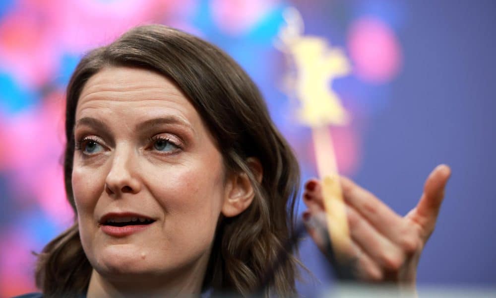 La directora canadiense Genevieve Dulude-de Celles asiste a una conferencia de prensa para 'Nina Roza' durante el 76º Festival Internacional de Cine de Berlín, en Berlín, Alemania, el 16 de febrero de 2026. La 76ª Berlinale se celebra del 12 al 22 de febrero de 2026. (Cine, Alemania) EFE/EPA/CLEMENS BILAN