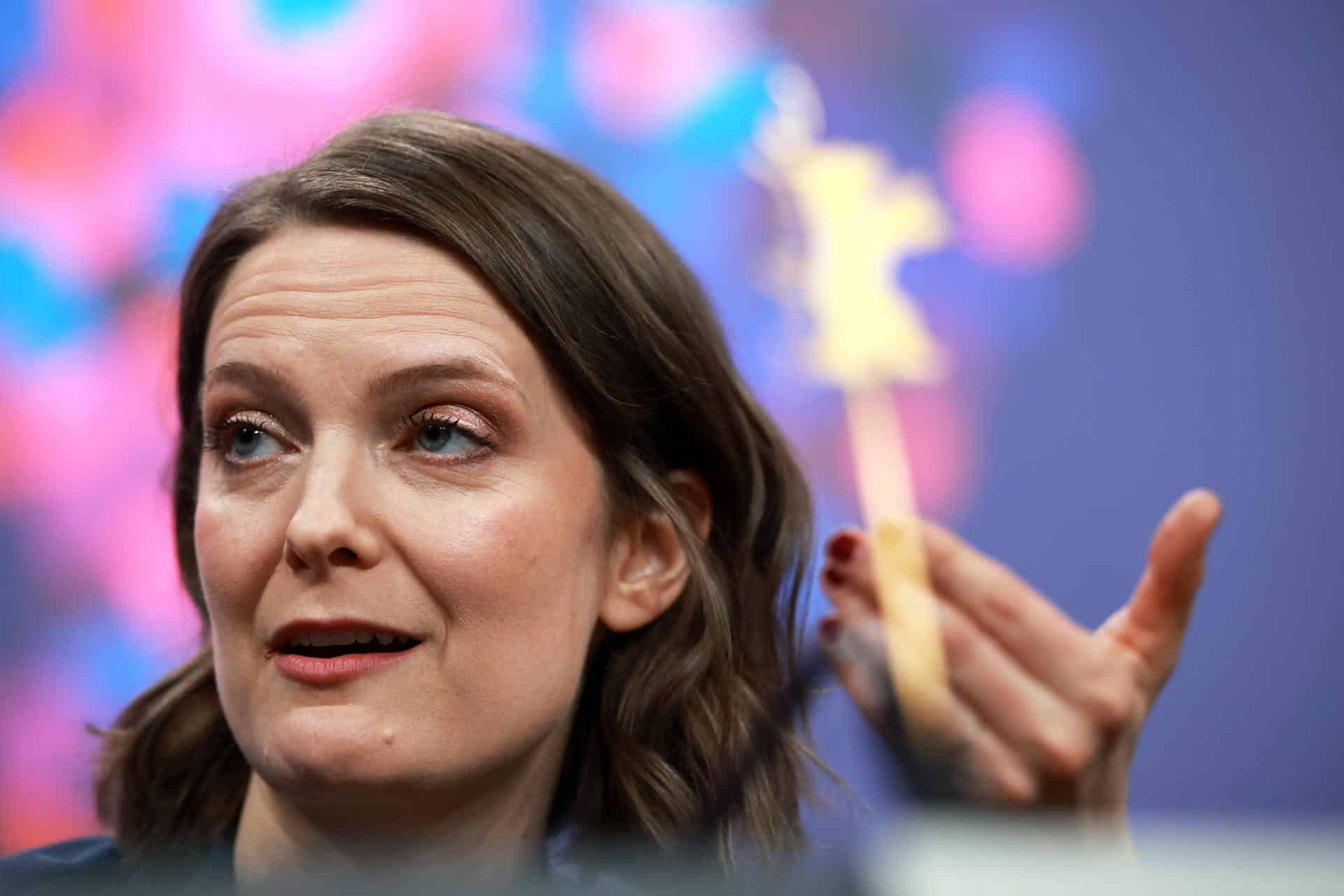 La directora canadiense Genevieve Dulude-de Celles asiste a una conferencia de prensa para 'Nina Roza' durante el 76º Festival Internacional de Cine de Berlín, en Berlín, Alemania, el 16 de febrero de 2026. La 76ª Berlinale se celebra del 12 al 22 de febrero de 2026. (Cine, Alemania) EFE/EPA/CLEMENS BILAN