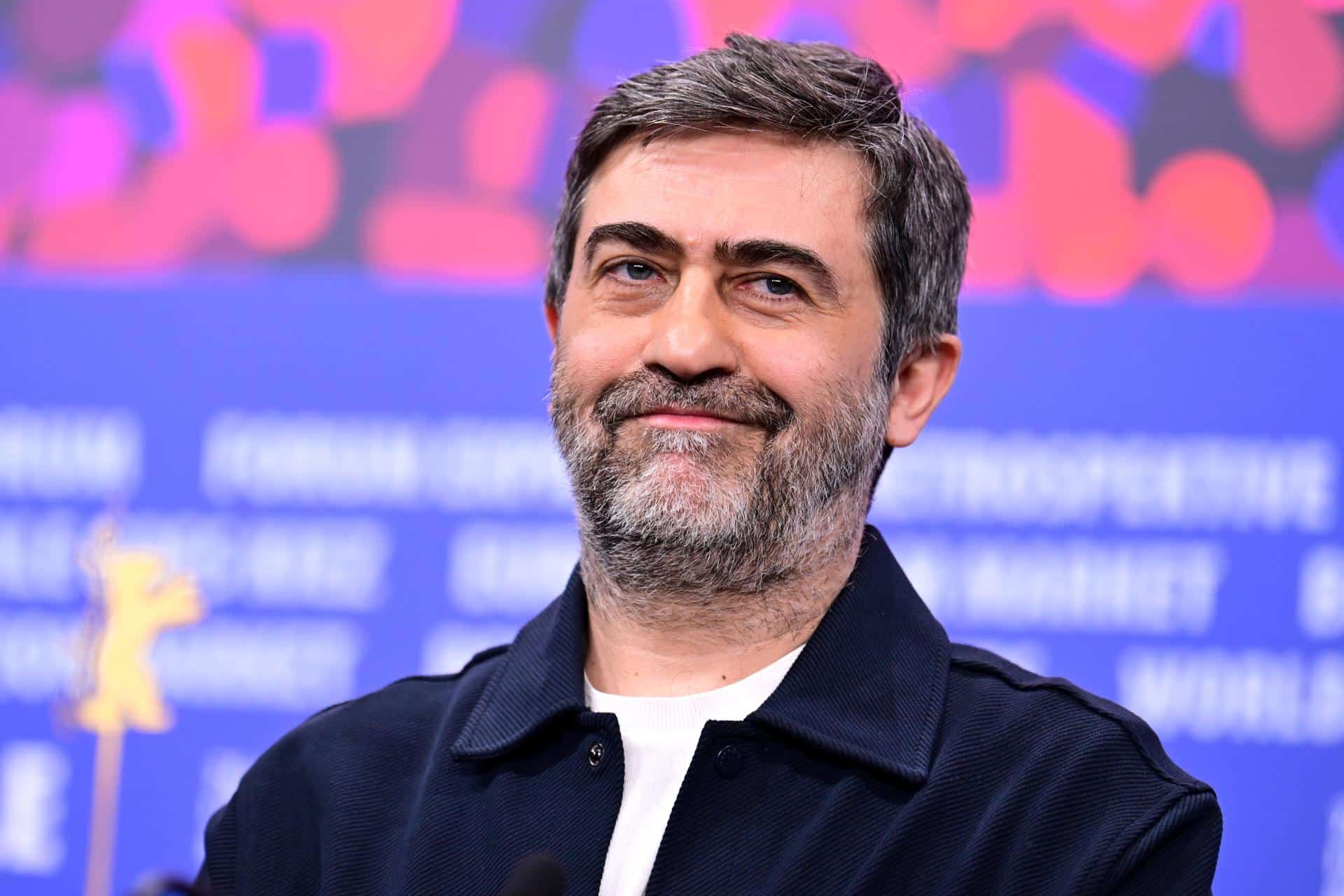 El cineasta turco Emin Alper habla en una conferencia de prensa sobre su filme 'Salvation' en el 76º Festival Internacional de Cine de Berlín, en Berlín, Alemania, el 15 de febrero de 2026. EFE/EPA/FABIAN SOMMER