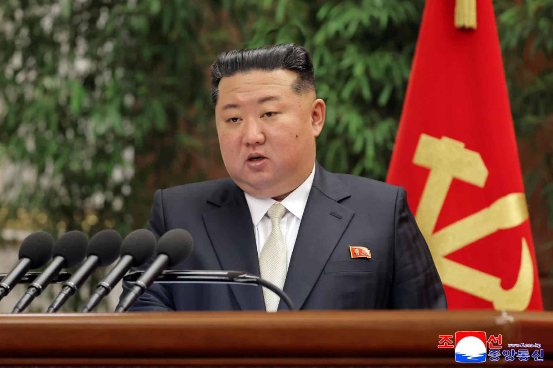 PIONYANG (COREA DEL NORTE), 23/02/2026.- Fotografía cedida por la Agencia Estatal de Noticias Norcoreana (Kcna) que muestra al líder norcoreano, Kim Jong-un hablando este martes, en Pionyang (Corea del Norte). Jong-un afirmó durante el Congreso del partido único en curso que Pionyang consolidará su economía en los próximos cinco años, dijo la Kcna, y llamó a "transformar" a la población entre denuncias de una creciente represión. EFE/ KCNA /SOLO USO EDITORIAL/ NO VENTAS/ SOLO DISPONIBLE PARA ILUSTRAR LA NOTICIA QUE ACOMPAÑA (CRÉDITO OBLIGATORIO)