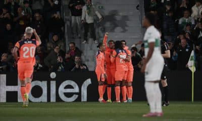 El delantero del FC Barcelona Lamine Yamal (c) celebra junto a sus compañeros tras marcar el 1-0 durante el encuentro correspondiente a la jornada 22 de la Liga EA Sports que disputaron Elche y FC Barcelona en el estadio Martínez Valero, en la localidad alicantina. EFE/ Manuel Bruque