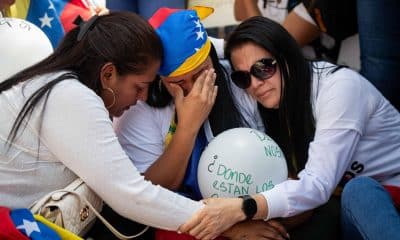 Personas lloran durante una protesta alrededor de El Helicoide este sábado, en Caracas (Venezuela). EFE/Ronald Peña R