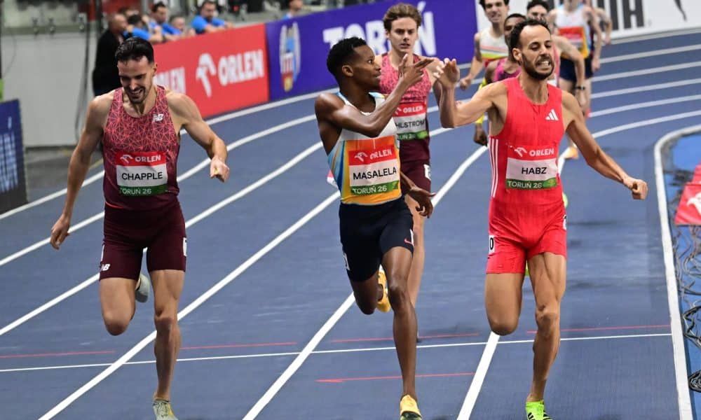 El zimbabuense Tshepiso Masalela hace el gestopor el que ha sido descalificado en la carrera de 1.500 metros de la reunión en pista cubierta de Torun (Polonia) EFE/EPA/Tytus Zmijewski