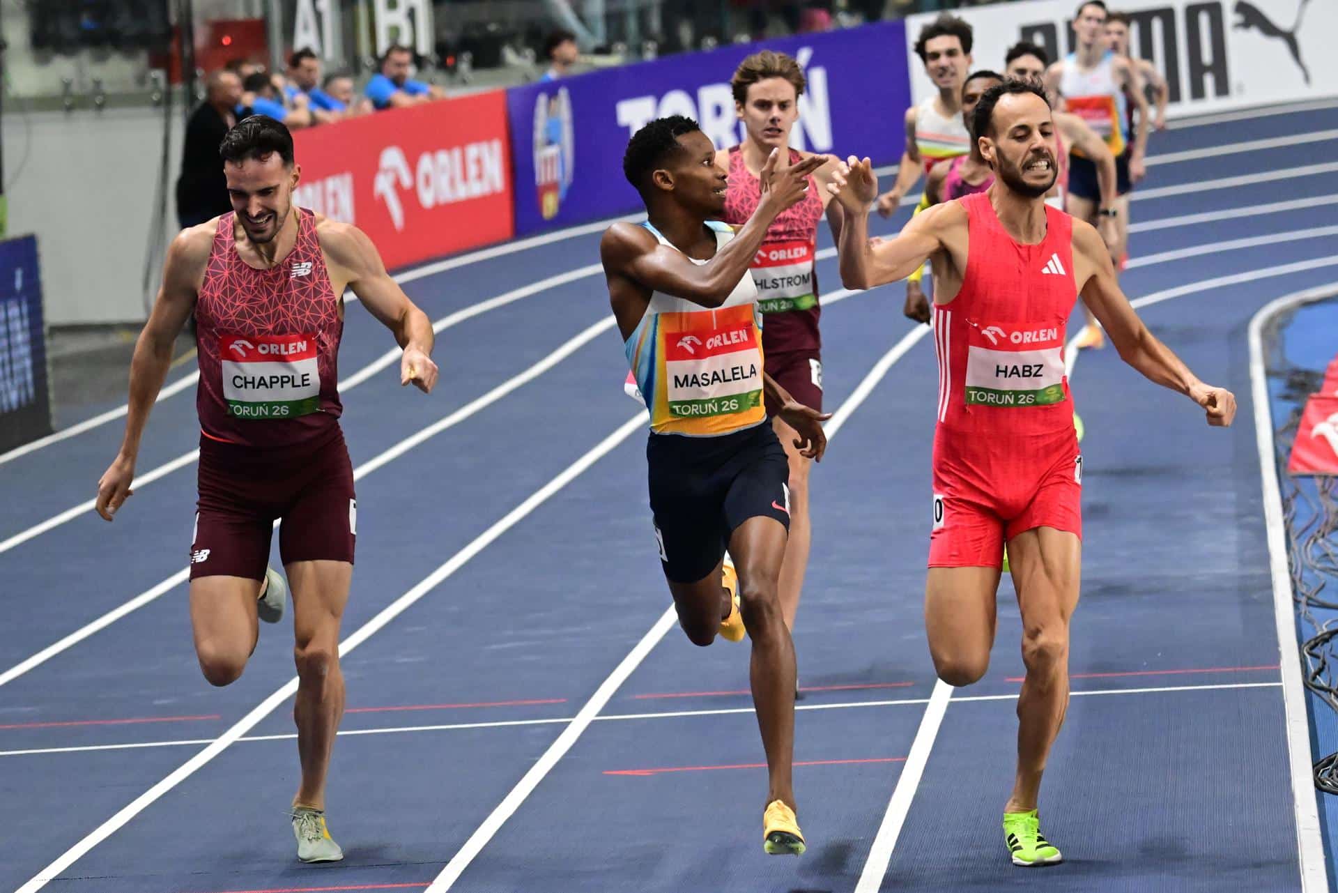 El zimbabuense Tshepiso Masalela hace el gestopor el que ha sido descalificado en la carrera de 1.500 metros de la reunión en pista cubierta de Torun (Polonia) EFE/EPA/Tytus Zmijewski