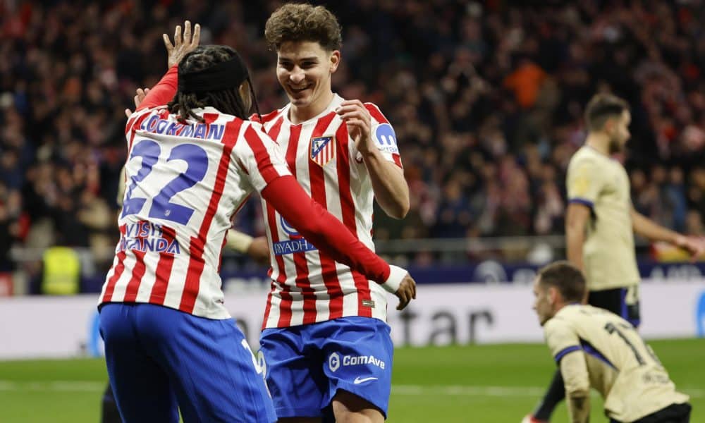 Ademola Lookman (i) y Julián Álvarez celebran un gol, durante el partido de ida de la semifinales de la Copa del Rey que Atlético de Madrid y FC Barcelona disputaron este jueves en el estadio Metropolitano, en Madrid. EFE/Mariscal