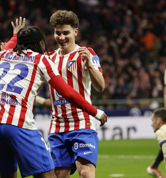 Ademola Lookman (i) y Julián Álvarez celebran un gol, durante el partido de ida de la semifinales de la Copa del Rey que Atlético de Madrid y FC Barcelona disputaron este jueves en el estadio Metropolitano, en Madrid. EFE/Mariscal