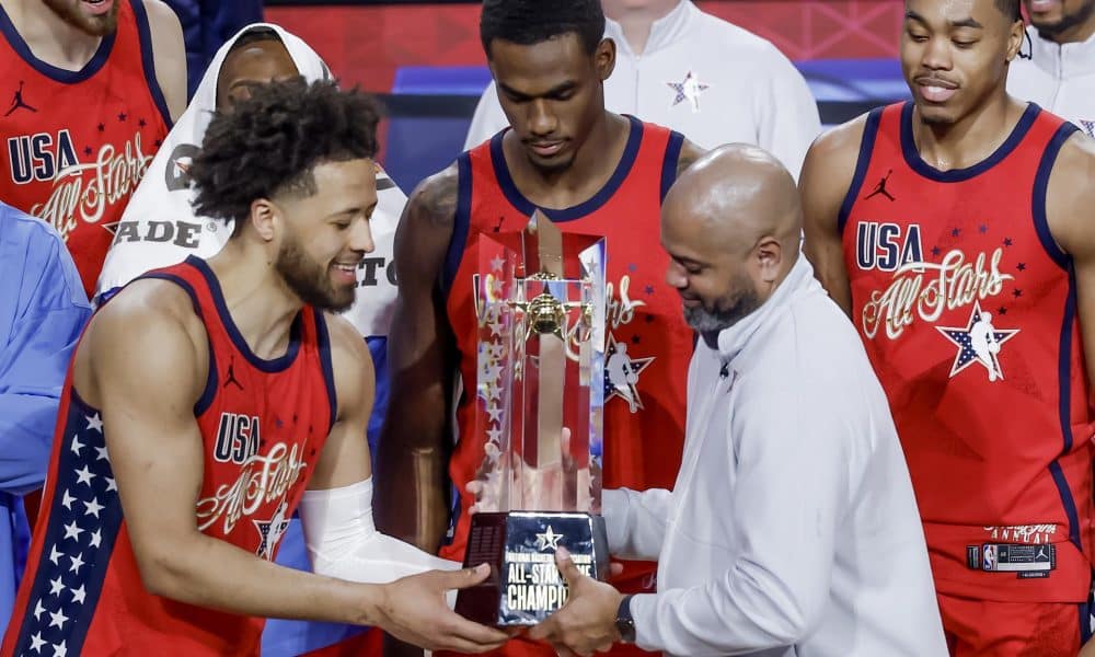 Cade Cunningham (i) y el coach del equipo Estrellas de EE.UU., J.B. Bickerstaff (d), posan con el trofeo después de vencer al equipo Barras de EE.UU. en el partido 'All-Star' de la NBA en Inglewood, California. EFE/EPA/CHRIS TORRES SHUTTERSTOCK OUT