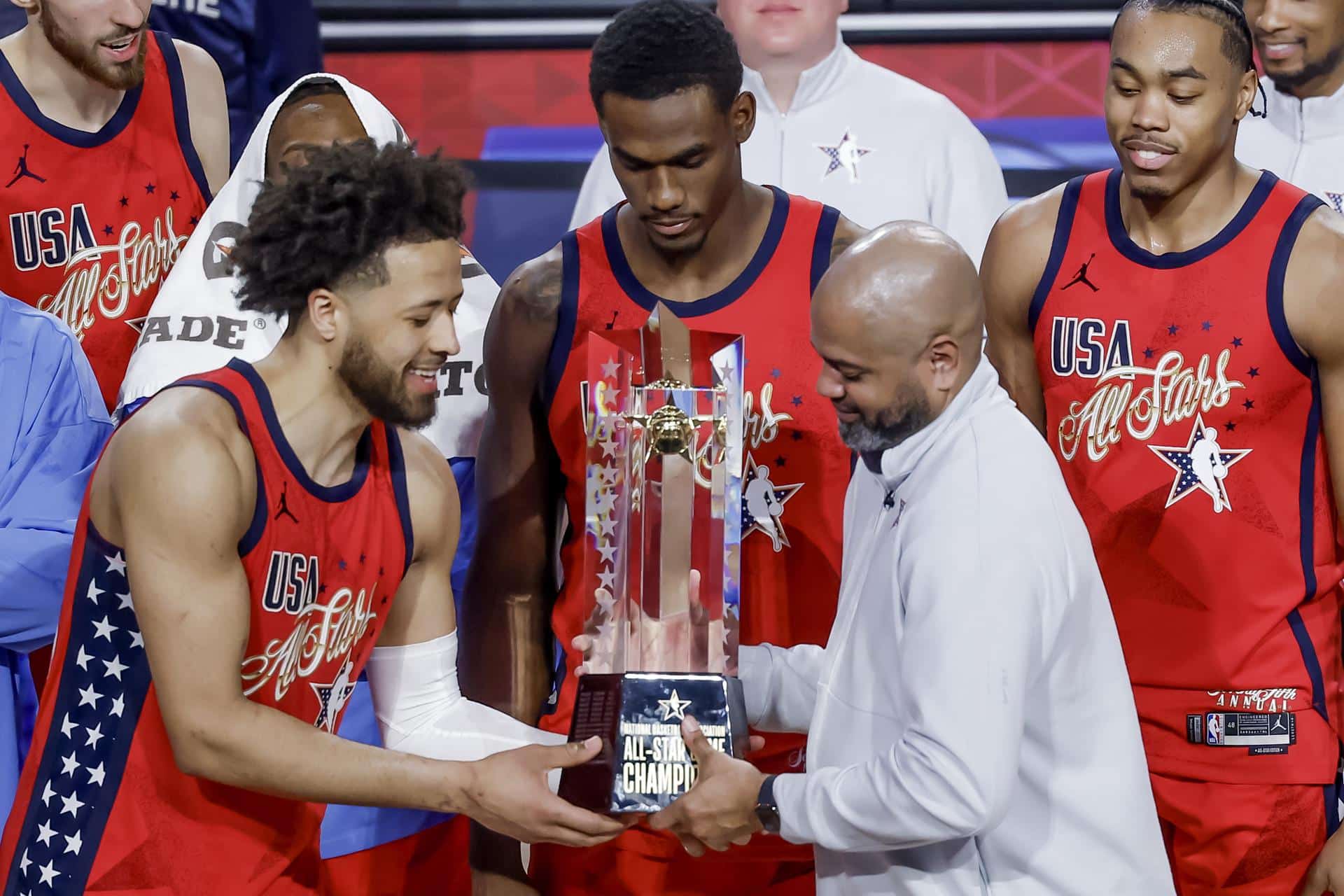 Cade Cunningham (i) y el coach del equipo Estrellas de EE.UU., J.B. Bickerstaff (d), posan con el trofeo después de vencer al equipo Barras de EE.UU. en el partido 'All-Star' de la NBA en Inglewood, California. EFE/EPA/CHRIS TORRES SHUTTERSTOCK OUT