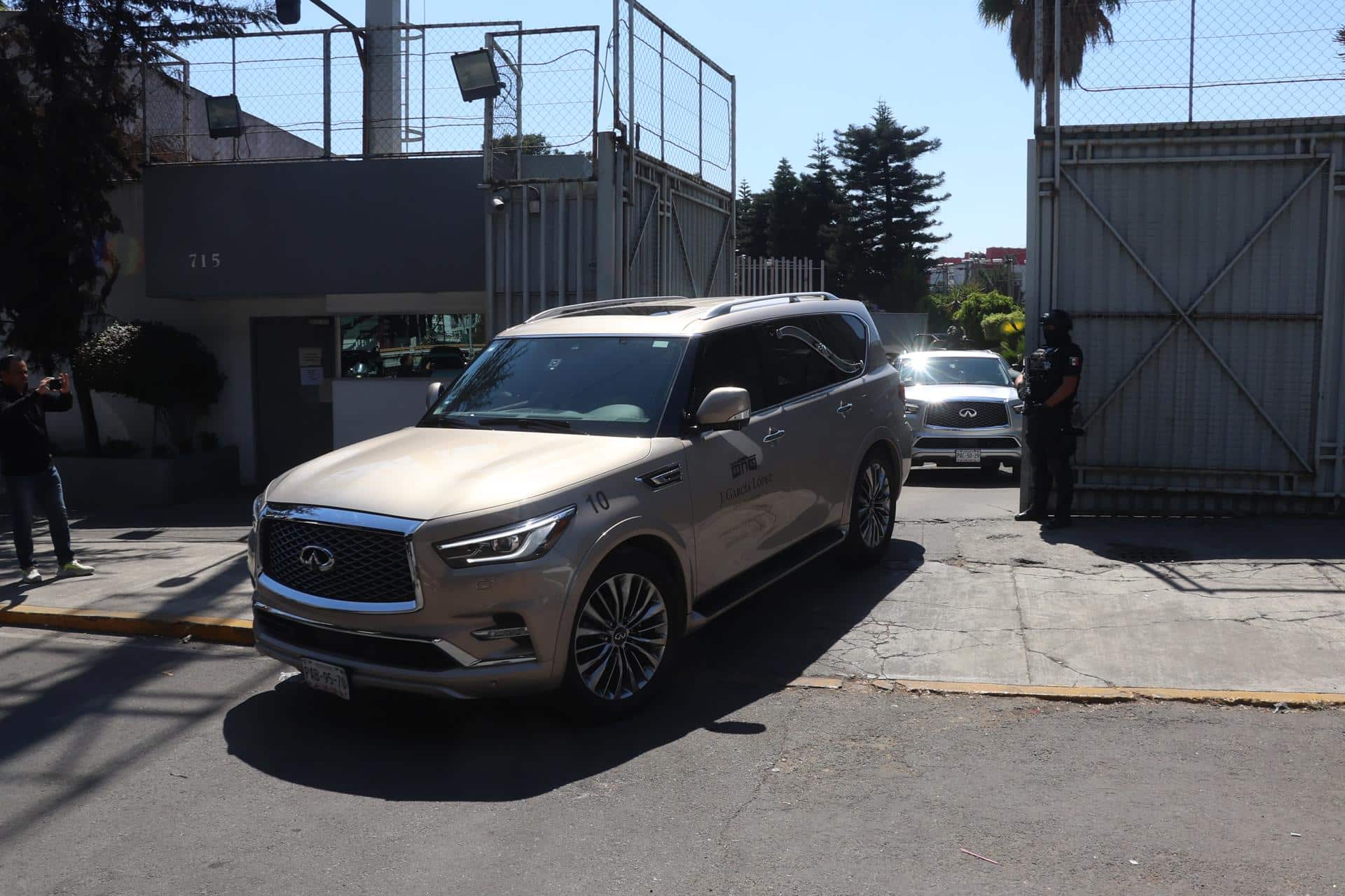 Fotografía donde se observa la salida de la carroza fúnebre con restos de Nemesio Oseguera, "el Mencho" este sábado de las instalaciones de la Fiscalía General de la República (FGR), en Ciudad de México (México). EFE/Madla Hartz