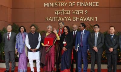 NEW DELHI (India), 01/02/2026.- La ministra de Finanzas de India, Nirmala Sitharaman, saluda durante el acto de presentación del presupuesto 2026. (Nueva Delhi) EFE/EPA/RAJAT GUPTA