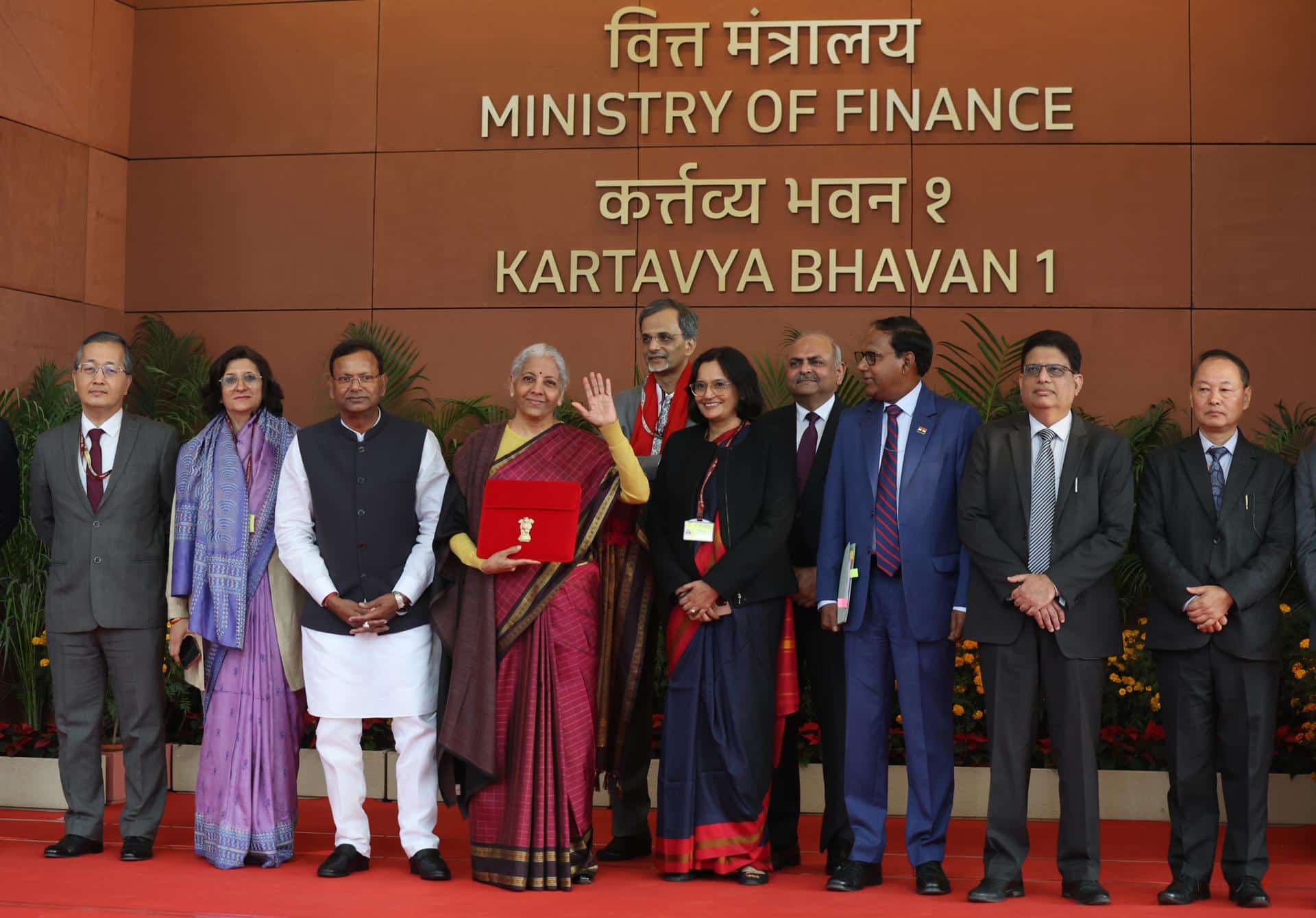 NEW DELHI (India), 01/02/2026.- La ministra de Finanzas de India, Nirmala Sitharaman, saluda durante el acto de presentación del presupuesto 2026. (Nueva Delhi) EFE/EPA/RAJAT GUPTA