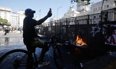 Una persona toma una fotografía en una manifestación contra la reforma laboral propuesta por el Gobierno de Javier Milei, este viernes, en Buenos Aires (Argentina). EFE/ Juan Ignacio Roncoroni