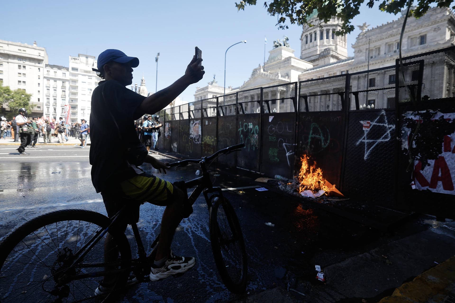 Una persona toma una fotografía en una manifestación contra la reforma laboral propuesta por el Gobierno de Javier Milei, este viernes, en Buenos Aires (Argentina). EFE/ Juan Ignacio Roncoroni