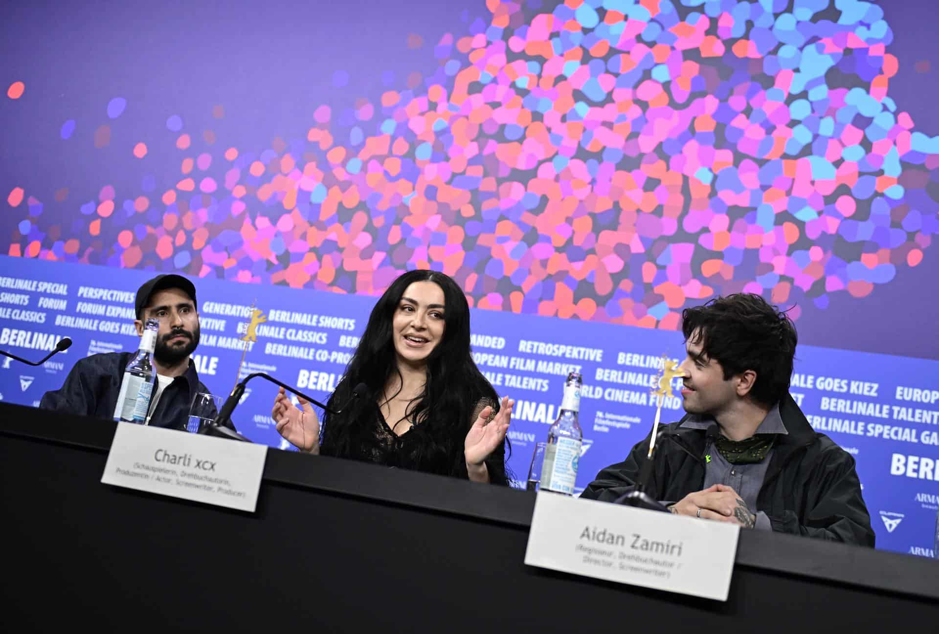 La cantante británica Charli xcx en la presentación de su documental 'The Moment' en la Berlinale. EFE/EPA/FABIAN SOMMER