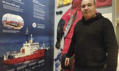 - EL biólogo Serguí Glotov posa este domingo en Leópolis (Ucrania). Pese a la carga que supone la guerra, Ucrania ha logrado mantenerse como uno de los 30 países que investigan durante todo el año en la Antártida, y su Base Vernadski ofrece a sus científicos la oportunidad de contribuir a estudios punteros. EFE/ Rostyslav Averchuk