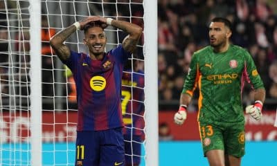 El delantero brasileño del FC Barcelona, Raphinha, se lamenta de una ocasión fallada en el estadio de Moltilivi. EFE/Siu Wu.