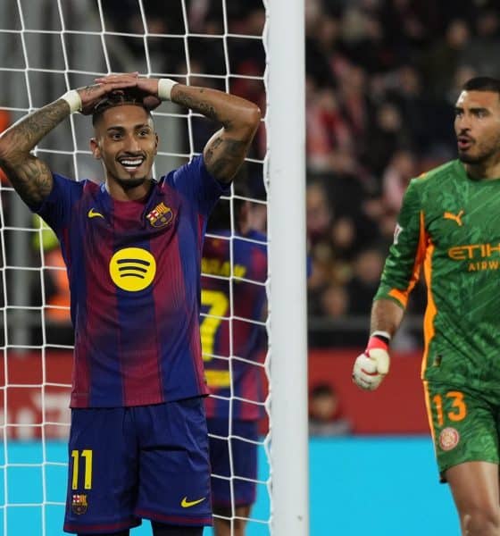 El delantero brasileño del FC Barcelona, Raphinha, se lamenta de una ocasión fallada en el estadio de Moltilivi. EFE/Siu Wu.