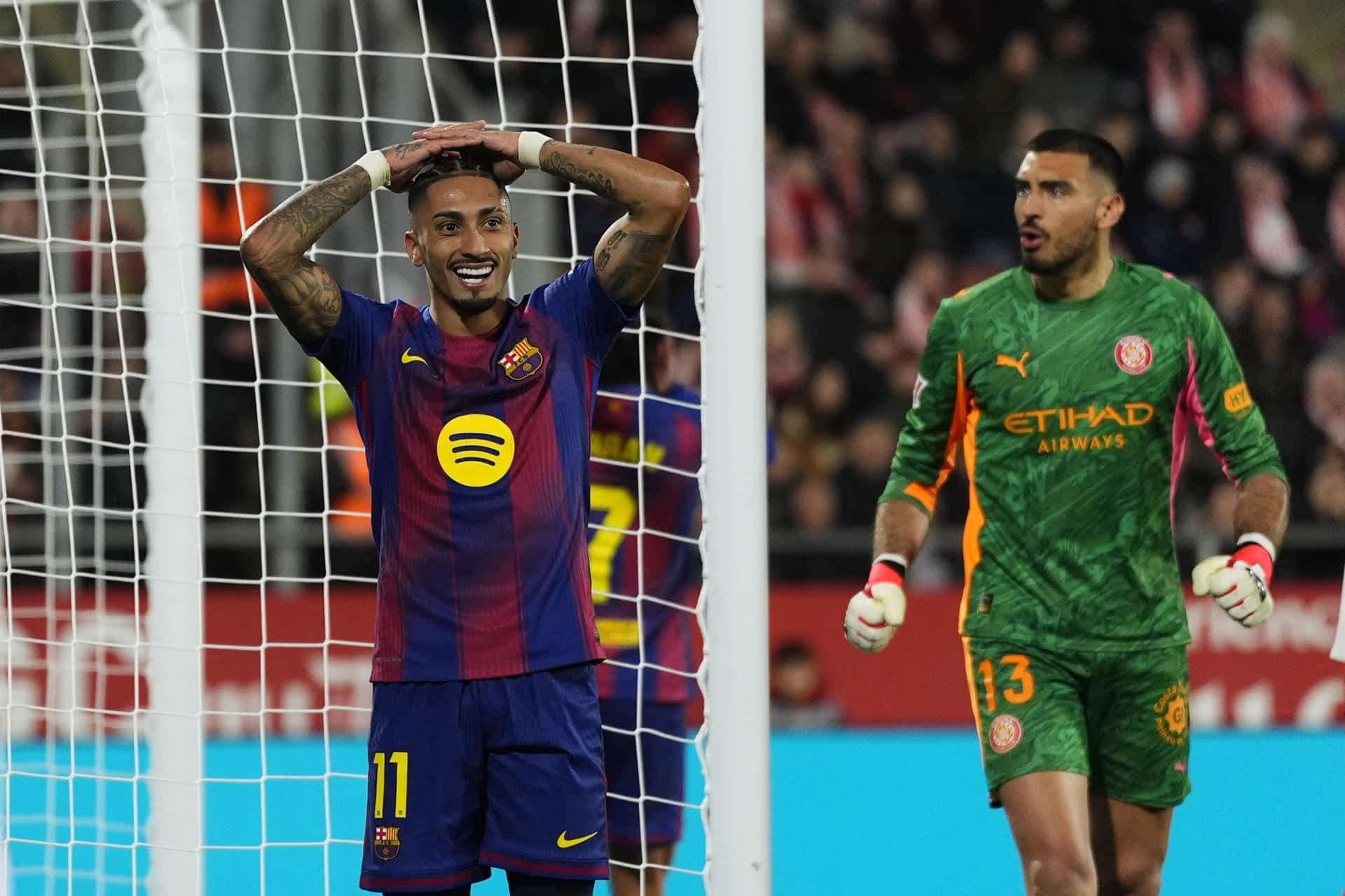 El delantero brasileño del FC Barcelona, Raphinha, se lamenta de una ocasión fallada en el estadio de Moltilivi. EFE/Siu Wu.