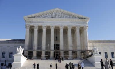 Fotografía de archivo que muestra personas caminando frente al edificio de la Corte Suprema de Estados Unidos en Washington (EE.UU.). EFE/WILL OLIVER