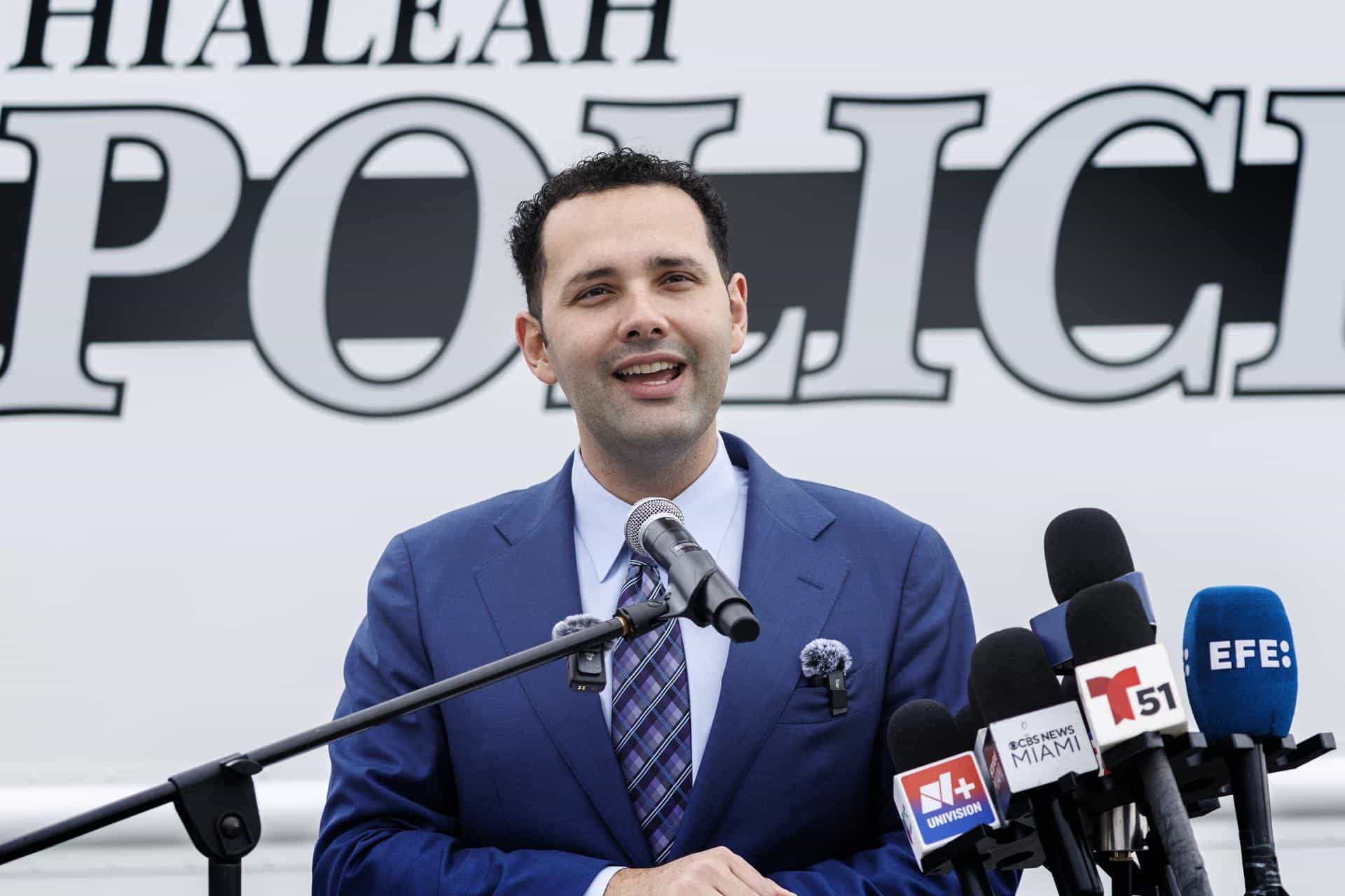 El alcalde de la ciudad de Hialeah, Bryan Calvo, habla durante una conferencia de prensa en Hialeah, Florida, EE.UU., el 5 de febrero de 2026. EFE/CRISTOBAL HERRERA-ULASHKEVICH