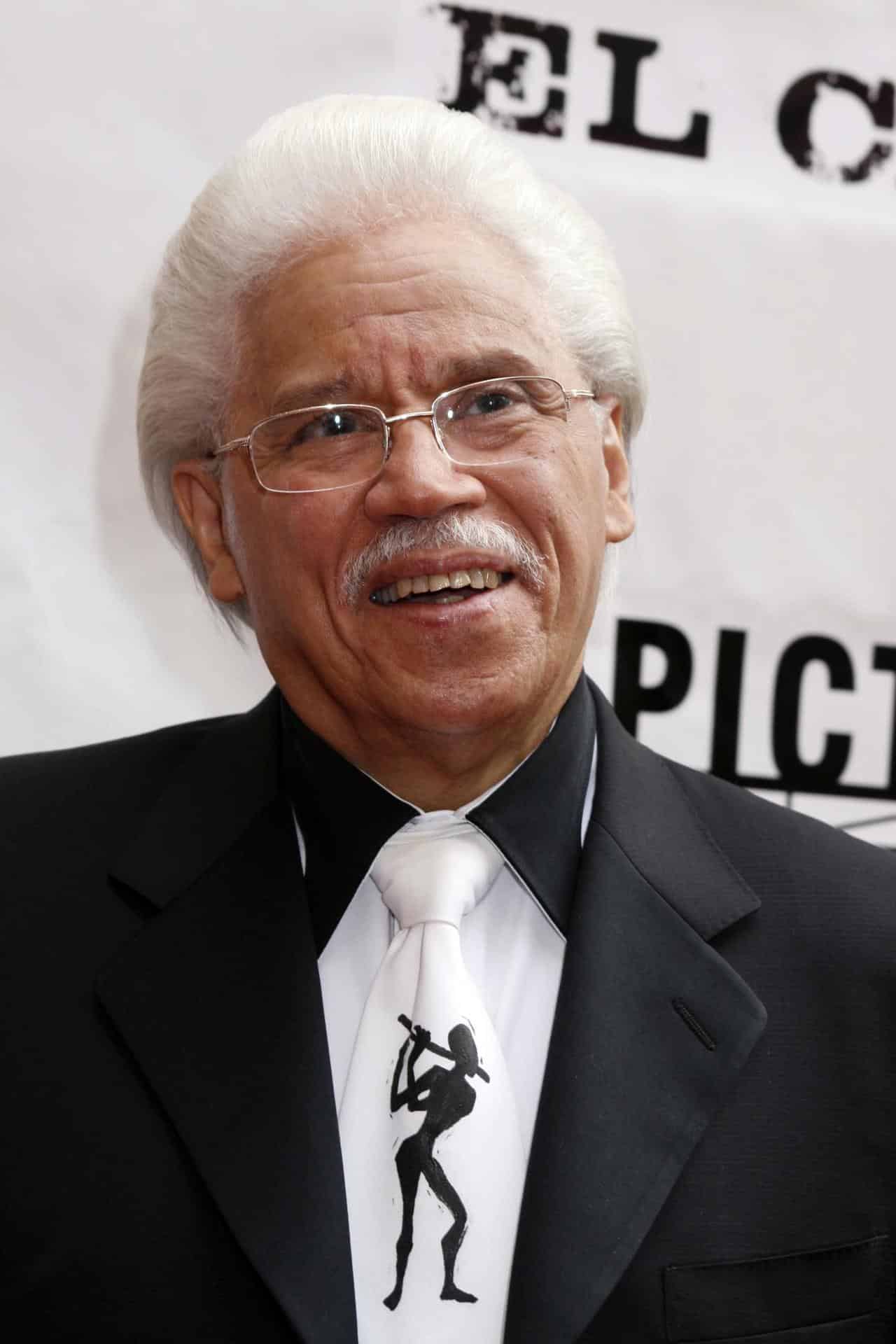 Fotografía de archivo del 26 de julio de 2007 donde aparece el flautista, compositor y director de orquesta dominicano, Johnny Pacheco, a su llegada al estreno de una película en Nueva York (EE.UU.). Pacheco (1935-2021), cofundador de las legendarias Estrellas de Fania, fue recordado este sábado en un concierto homenaje a su legado y a la música que llevó a todo el mundo y que marcó una época. EFE/Miguel Rajmil ARCHIVO