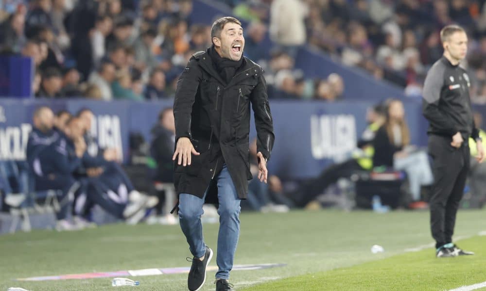 El entrenador del Alavés, el argentino Eduardo Coudet, durante el partido de LaLiga de fútbol que UD Levante y Deportivo Alavés disputan este viernes en el estadio Ciutat de Valencia. EFE/Ana Escobar