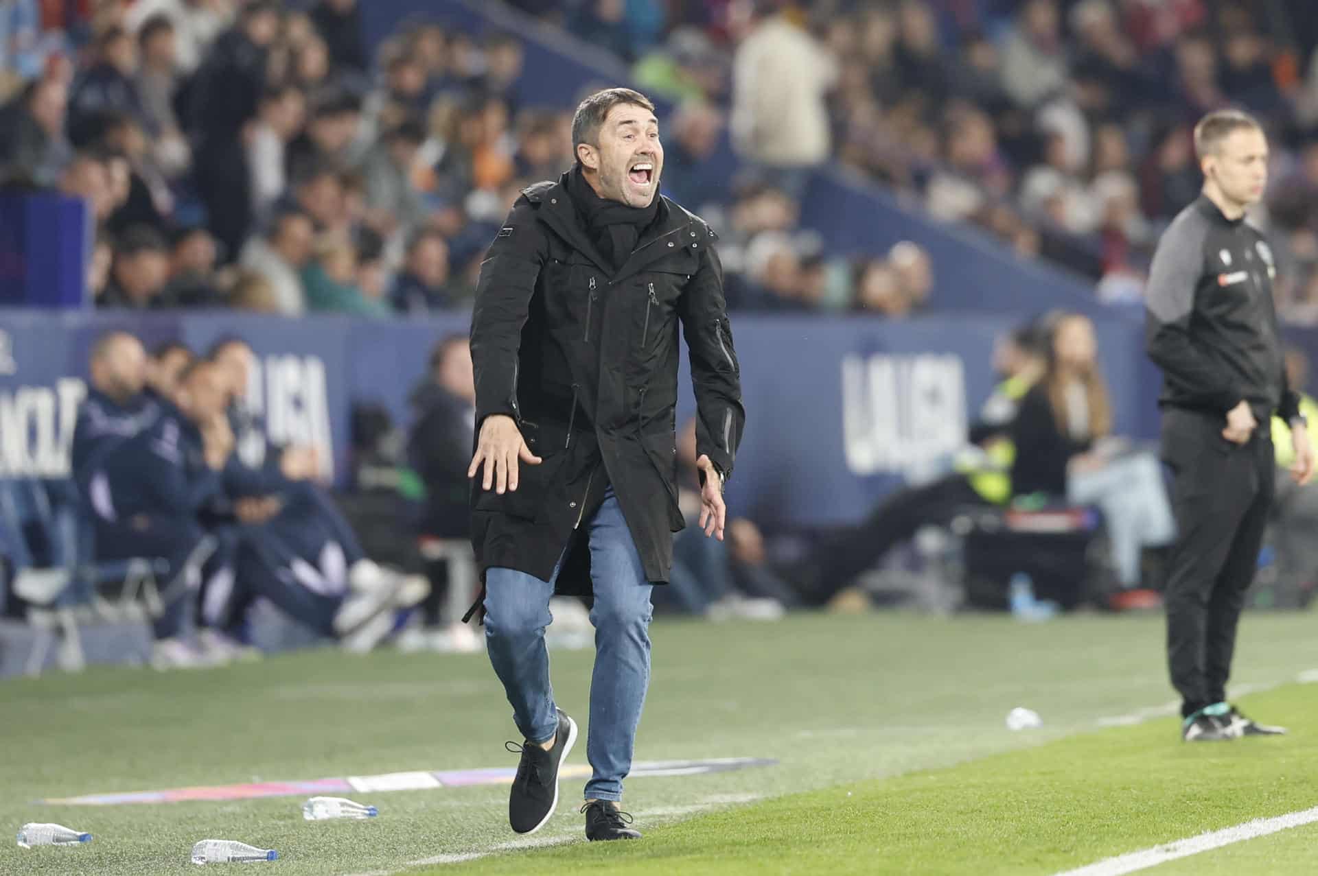 El entrenador del Alavés, el argentino Eduardo Coudet, durante el partido de LaLiga de fútbol que UD Levante y Deportivo Alavés disputan este viernes en el estadio Ciutat de Valencia. EFE/Ana Escobar
